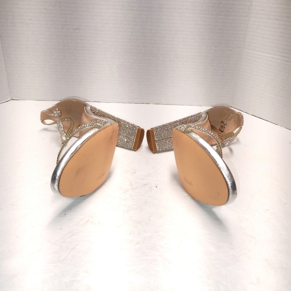 Elegant Silver Heels with Rhinestone Detailing - Picture 6 of 9